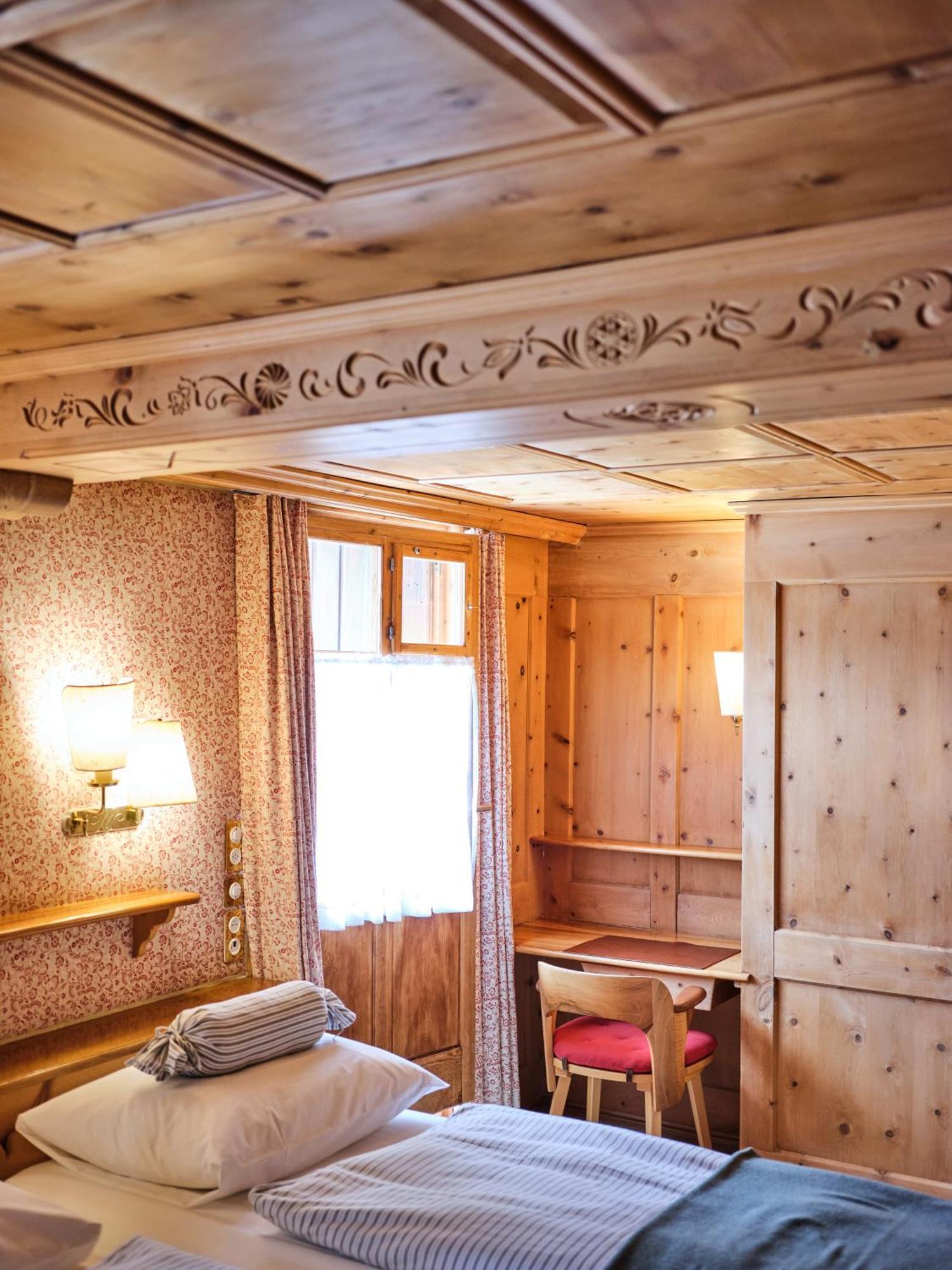 Hotel Chesa Grischuna Klosters Exterior photo